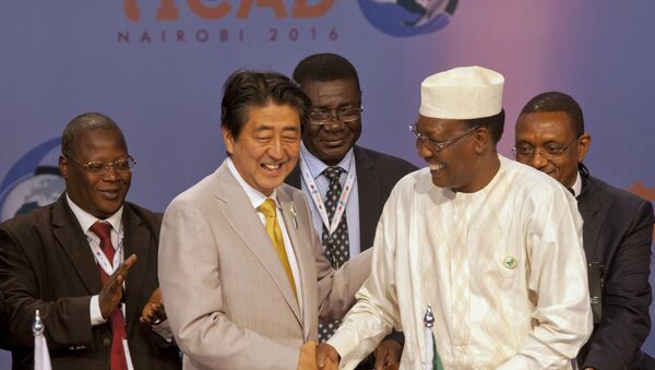 O primeiro-ministro japonês Shinzo Abe e o presidente da República do Chade Idriss Deby durante da Conferência Internacional de Tóquio sobre o Desenvolvimento da África (TICAD) em Nairóbi - Sputnik Brasil