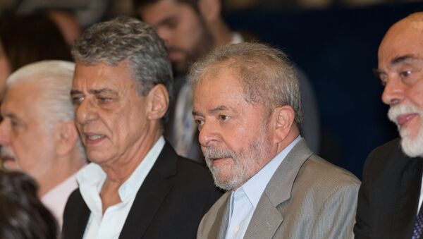 Chico Buarque de Holanda e Lula na sessão do impeachment no senado - Sputnik Brasil