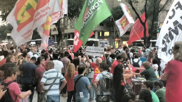 Manifestação contra o impeachment de Dilma Rousseff no Rio de Janeiro - Sputnik Brasil