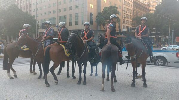 Policiais a cavalo observam o movimento dos manifestantes no Rio de Janeiro - Sputnik Brasil