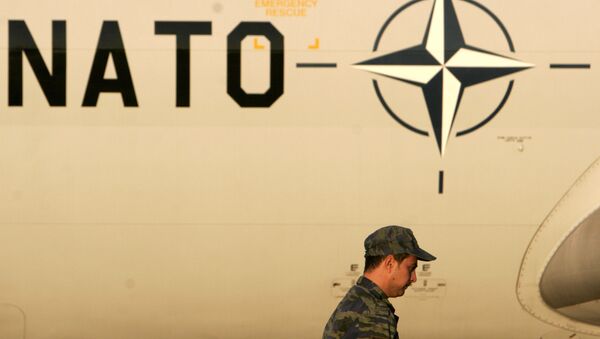 Soldado grego perto do avião da OTAN, foto de arquivo - Sputnik Brasil