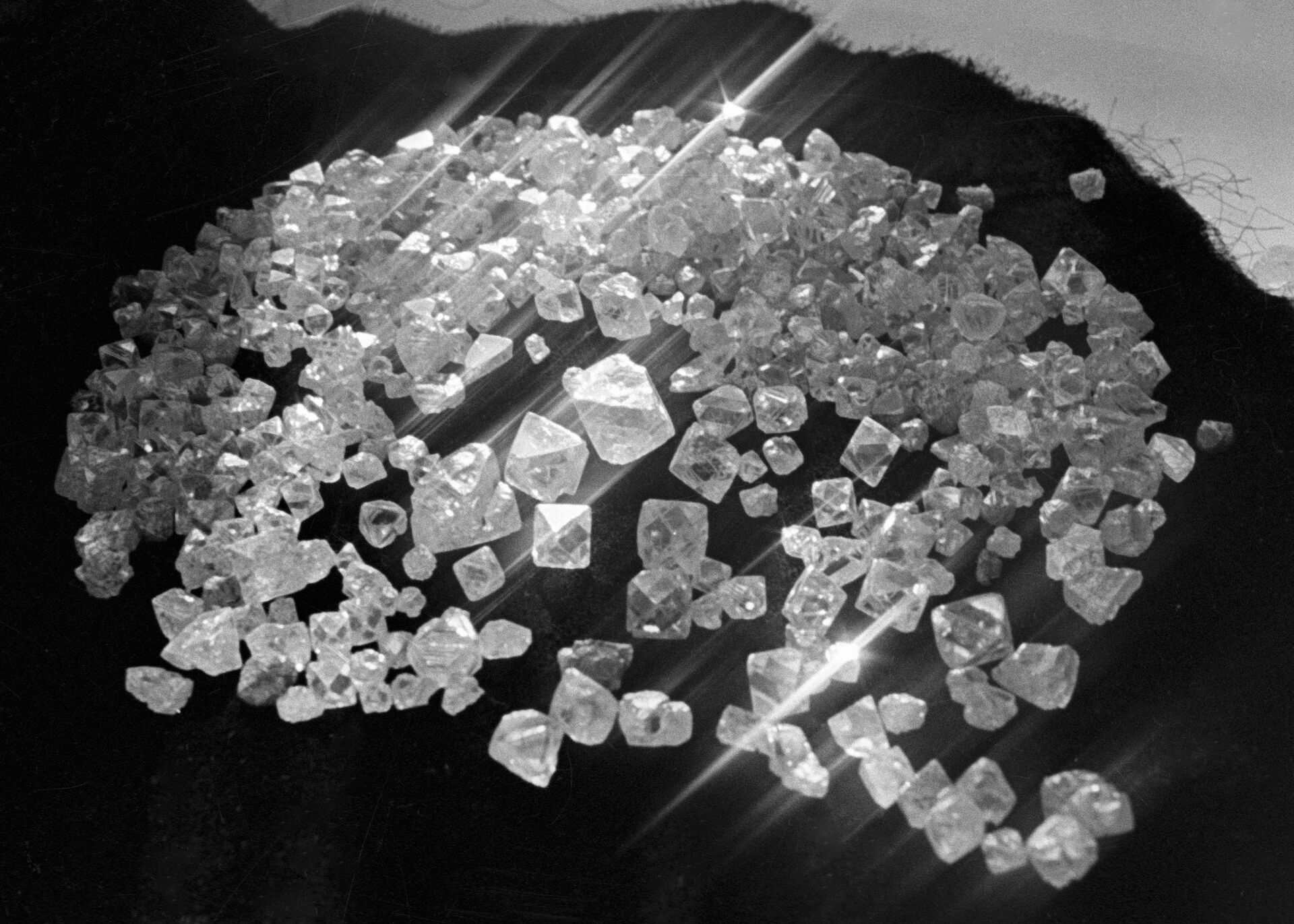 Cientistas descobrem diamantes provenientes de reciclagem de carbono orgânico no manto da Terra - Sputnik Brasil, 1920, 24.08.2021