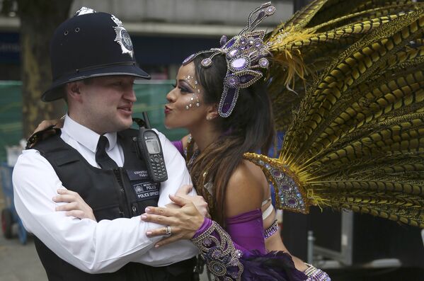 Festividades coloridas do Carnaval de Notting Hill em Londres - Sputnik Brasil