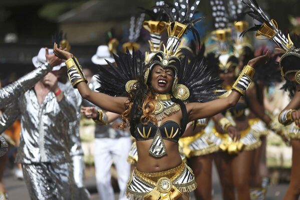 Festividades coloridas do Carnaval de Notting Hill em Londres - Sputnik Brasil