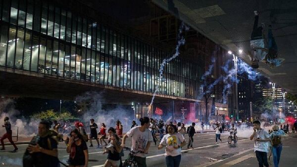 Manifestantes contra impeachment são reprimidos pela PM em São Paulo - Sputnik Brasil
