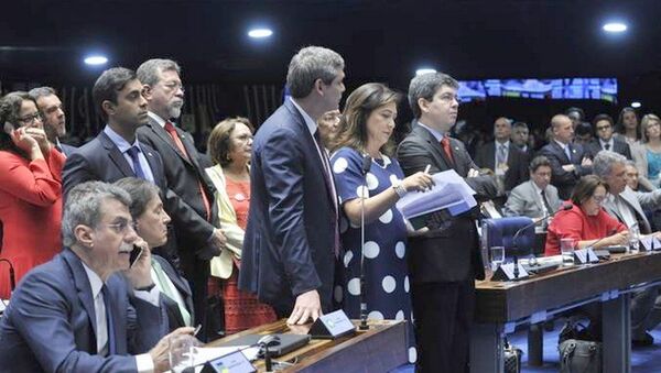 Senadores articulam para tentar reverter os últimos votos no julgamento do impeachment - Sputnik Brasil