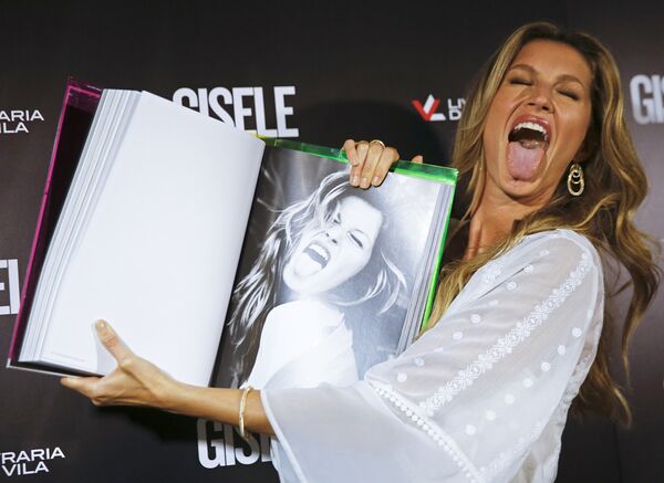 Supermodelo Gisele Bundchen com o seu livro no Brasil - Sputnik Brasil