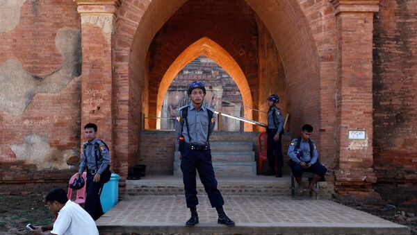 Um grupo de policiais é visto em Bagan, Mianmar, depois do terremoto que sacudiu o país, em 25 de agosto - Sputnik Brasil