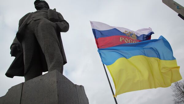 Bandeiras russa e ucraniana - Sputnik Brasil