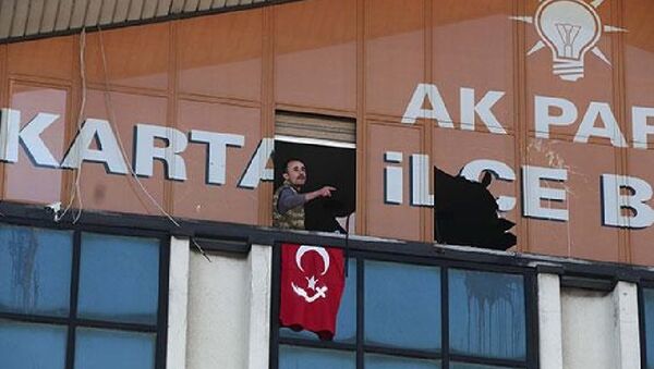 Duas pessoas armadas entram na sede do partido no poder em Istambul - Sputnik Brasil
