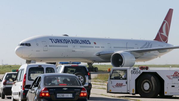 Avião da Turkish Airlines que foi obrigado a pousar no Marrocos depois de ameaça de bomba. - Sputnik Brasil