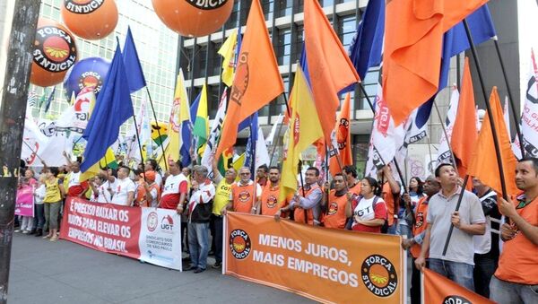 Trabalhadores protestam - Sputnik Brasil