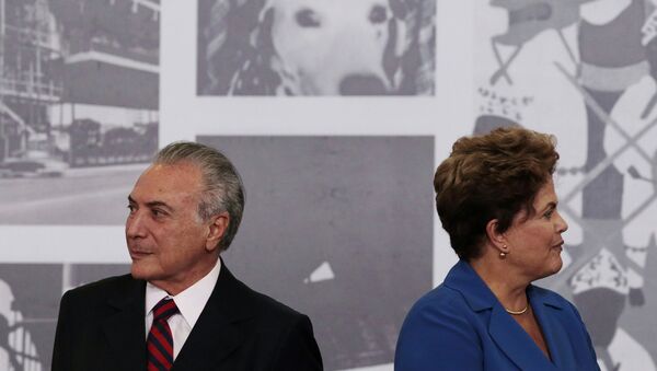 Esta foto de arquivo (5 de novembro de 2014) mostra os então presidente Dilma Rousseff e vice-presidente Michel Temer durante a cerimônia da Ordem do Mérito Cultural no Palácio do Planalto - Sputnik Brasil