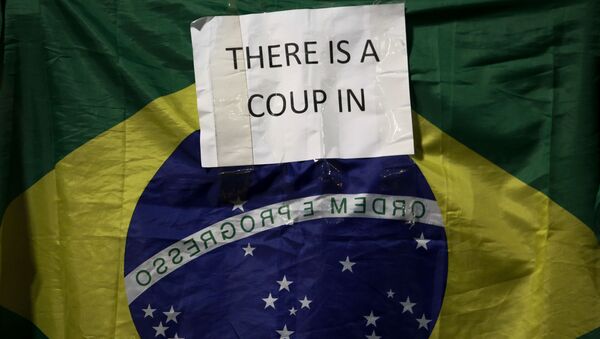 Bandeira brasileira com inscrição Há um golpe no - Sputnik Brasil