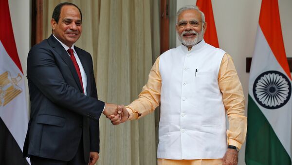Egypt's President Abdel Fattah al-Sisi (L) shakes hands with India's Prime Minister Narendra Modi during a photo opportunity at Hyderabad House in New Delhi, India - Sputnik Brasil