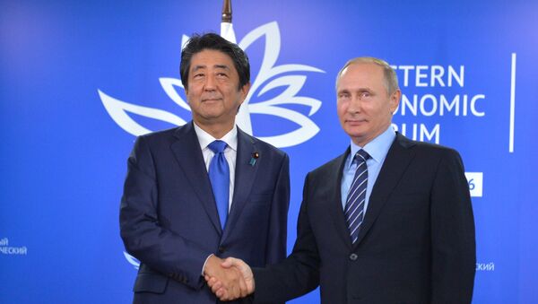 O primeiro-ministro japonês Shinzo Abe durante o encontro com Vladimir Putin nas margens do Fórum Econômico do Oriente em Vladivostok - Sputnik Brasil