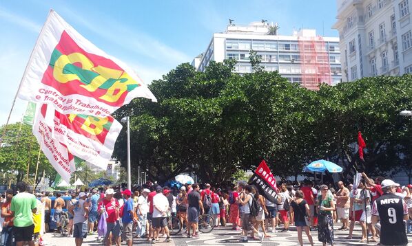 Manifestantes se concentram em Copacabana para marcha contra Michel Temer - Sputnik Brasil