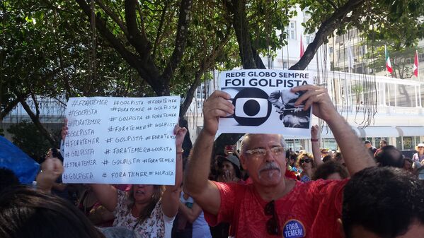 Homem exibe cartaz contra grande mídia brasileira em ato Fora, Temer! - Sputnik Brasil
