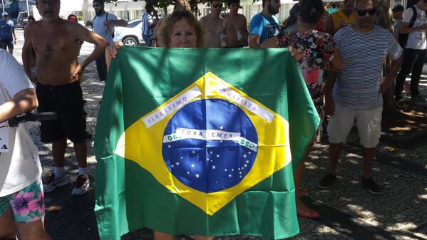 Senhora mostra bandeira do Brasil com mensagens para o novo presidente - Sputnik Brasil