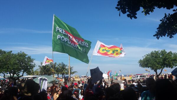 Bandeiras de movimentos populares presentes na manifestação contra Temer em Copacabana - Sputnik Brasil