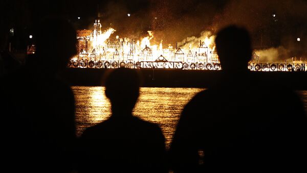 A réplica da cidade de Londres em 1666 queimada no festival London's Burning de 2016 - Sputnik Brasil