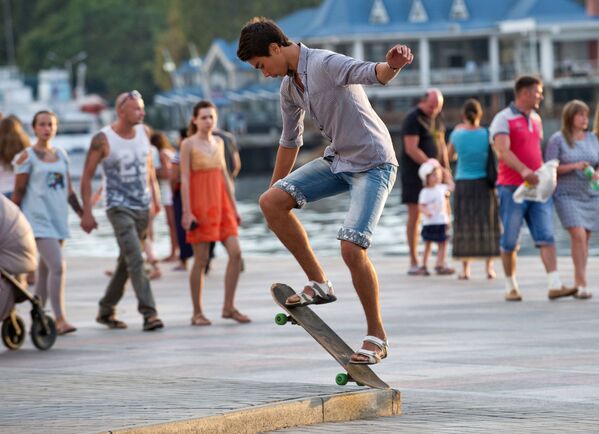 Um jovem pratica skate na marginal Kornilov em Sevastopol - Sputnik Brasil