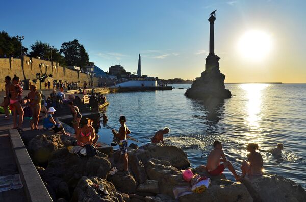 Turistas e moradores locais se banham perto do monumento aos navios afundados em Sevastopol - Sputnik Brasil