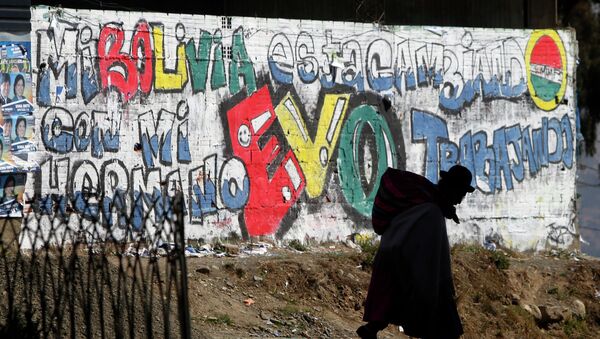 Eslogan en apoyo del presidente Evo Morales pintado en una pared en La Paz, Bolivia, 2014 - Sputnik Brasil