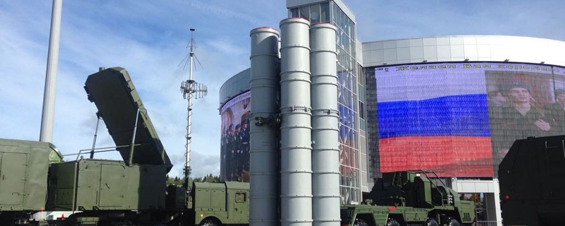 Um complexo S-400 visto umas horas antes da inauguração do fórum EXÉRCITO 2016 em Kubinka, perto de Moscou, em 6 de setembro de 2016 - Sputnik Brasil, 1920, 09.11.2023