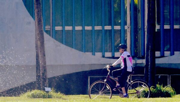 Ex-presidente do Brasil Dilma Rousseff anda de bicicleta perto do Palácio da Alvorada, Brasília, Brasil, 3 de setembro de 2016 - Sputnik Brasil