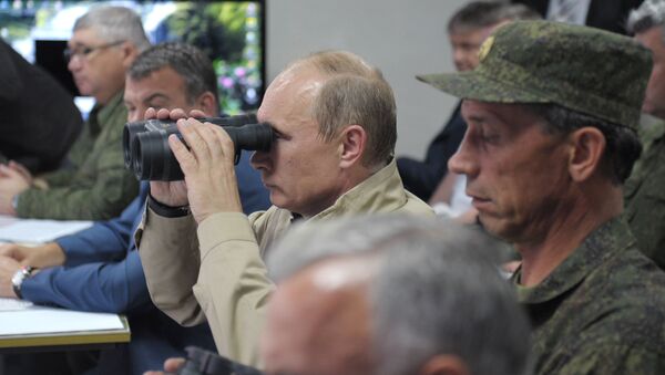 Vladimir Putin observes Kavkaz-2012 exercises - Sputnik Brasil