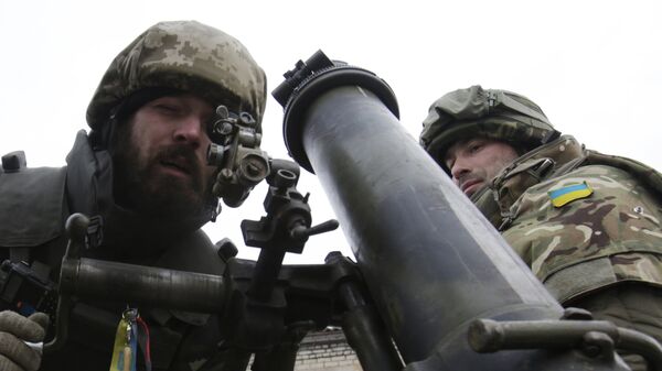 Ukrainian servicemen aim a mortar from their position near the eastern Ukrainian village Pisky, Donetsk region. File photo - Sputnik Brasil