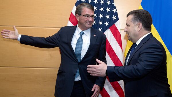 Secretário da Defesa dos EUA Ashton Carter e o Ministro da Defesa da Ucrânia Stepan Poltorak - Sputnik Brasil