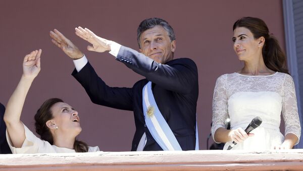 De esquerda para direita: a vice-presidente da Argentina, Gabriela Michetti, o presidente argentino, Mauricio Macri, e a mulher dele, Juliana Awada, em 10 de dezembro de 2015, dia da sua posse - Sputnik Brasil