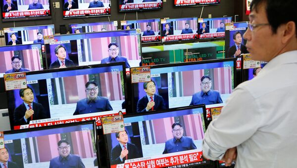 Vendedor em Seul assiste notícia sobre teste nuclear realizado pela Coreia do Norte, 9 de setembro de 2016 - Sputnik Brasil