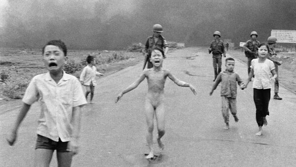 Garota foge de ataque de napalm no Vietnã - foto de 8 de junho de 1972 - Sputnik Brasil