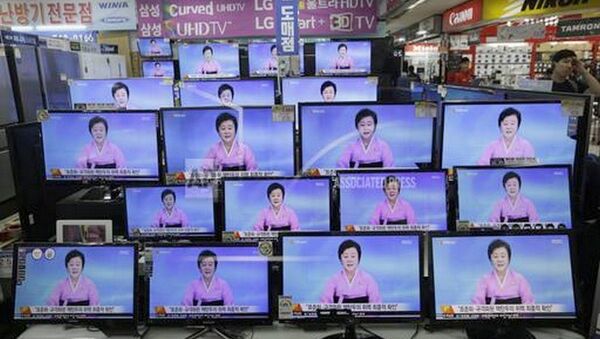 As telas de TV mostram apresentadora norte-coreana lendo comunicado do Instituto armas nucleares do Norte sobre o teste nuclear - Sputnik Brasil