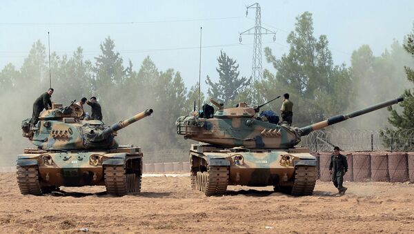 Tanques da Turquia realizando operação junto à fronteira com a Síria - Sputnik Brasil