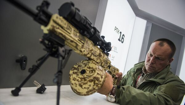 Visitante do fórum EXÉRCITO 2016 examina uma metralhadora ligeira RPK-16 da empresa Kalashnikov - Sputnik Brasil