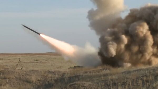 Assista o lançamento de míssil Iskander durante exercícios militares na Rússia - Sputnik Brasil