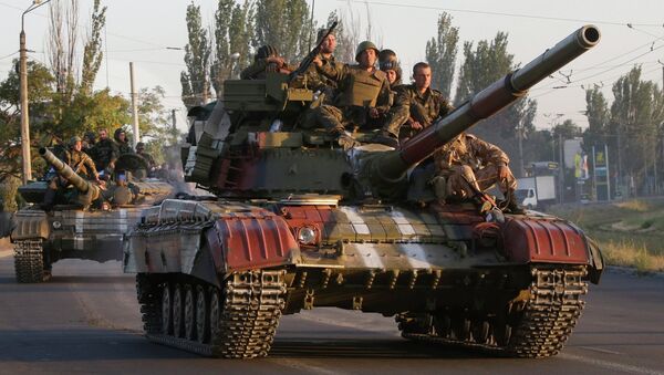 Soldados do exército da Ucrânia em tanques na cidade de Mariupol - Sputnik Brasil