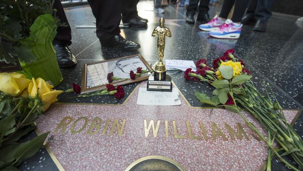 Flores e lembranças ao lado do nome de Robin Williams na Calçada da Fama - Sputnik Brasil