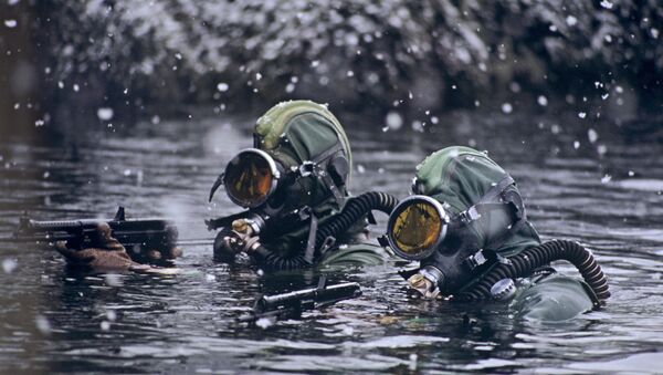 Mergulhadores militares russos durante exercícios - Sputnik Brasil
