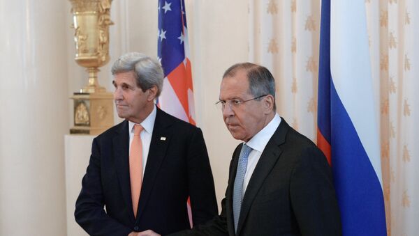 Secretário de Estado dos EUA, John Kerry, e o ministro das Relações Exteriores da Rússia, Sergei Lavrov durante o encontro bilateral em Moscou, Rússia, 15 de julho de 2016 - Sputnik Brasil