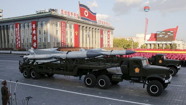 Míssil exibido durante desfile militar na Coreia do Norte (foto de arquivo) - Sputnik Brasil