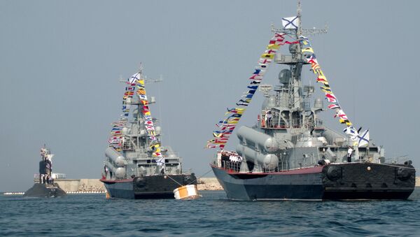 Navios da Frota do mar Negro durante o ensaio para a parada militar em homenagem ao Dia da Marinha russa, Sevastopol, Rússia, junho de 2016 (foto de arquivo) - Sputnik Brasil