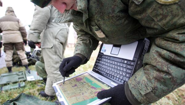 Soldado russo usando computador - Sputnik Brasil