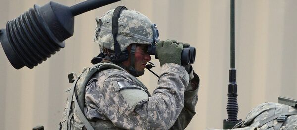 Soldado do exército dos EUA com binóculo - Sputnik Brasil