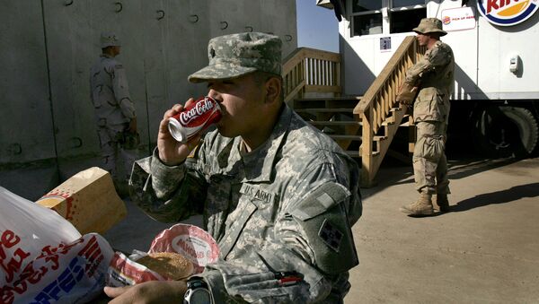 Militares norte-americanos comendo no Burger King - Sputnik Brasil