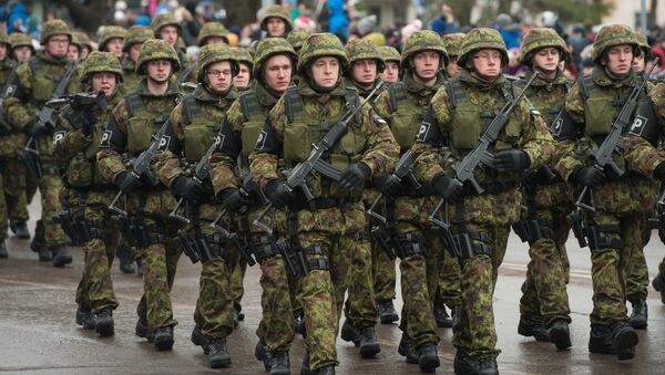 Soldados estonianos durante a parada militar em Narva, Estônia, fevereiro de 2015 - Sputnik Brasil